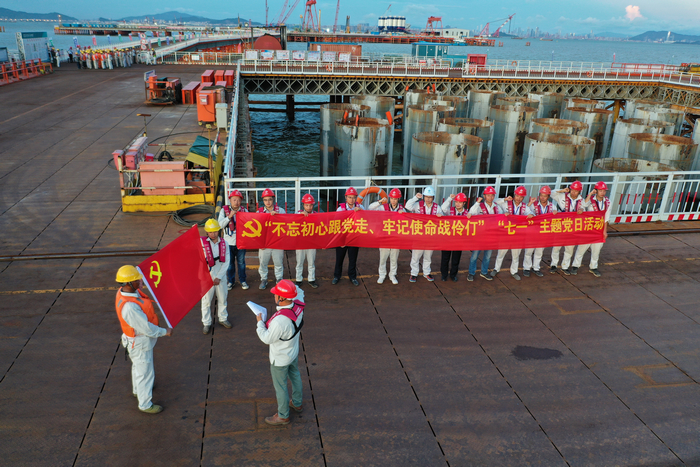 1 2019年7月1日，深中通道項(xiàng)目黨支部在海上工區(qū)開展“不忘初心跟黨走、牢記使命戰(zhàn)伶仃”“七一”主題黨日活動(dòng).JPG